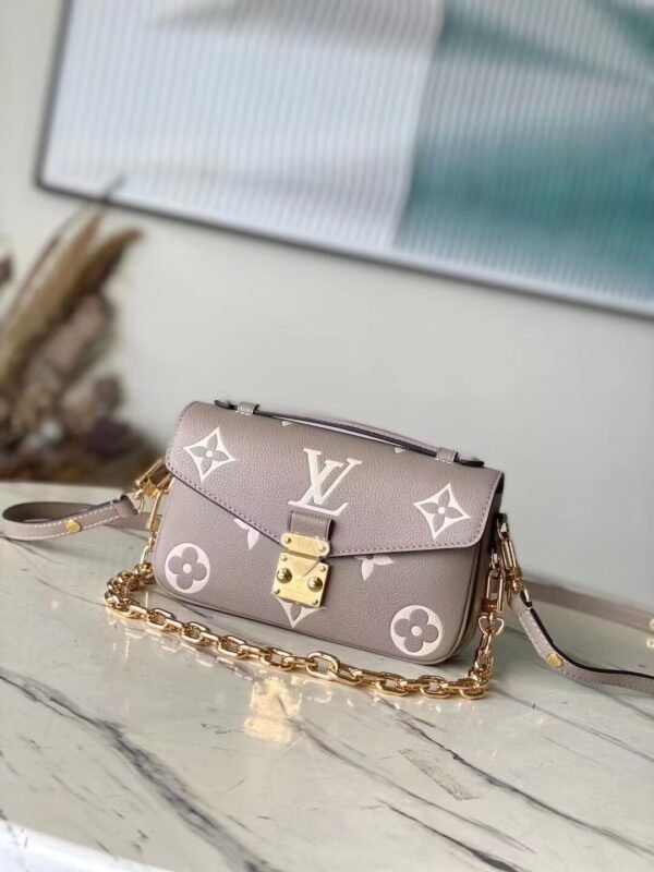 LOUIS VUITTON Pochette Métis East West