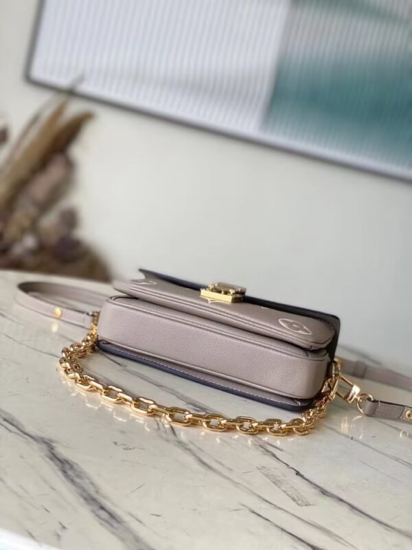 LOUIS VUITTON Pochette Métis East West