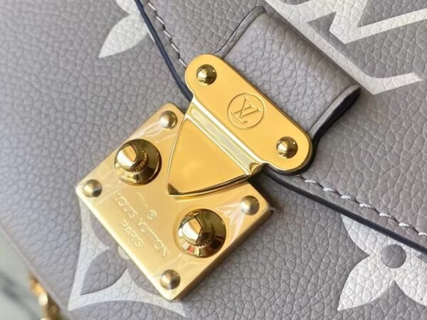 LOUIS VUITTON Pochette Métis East West