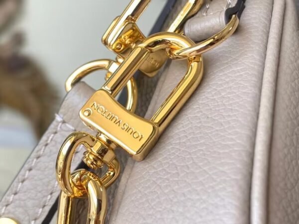 LOUIS VUITTON Pochette Métis East West