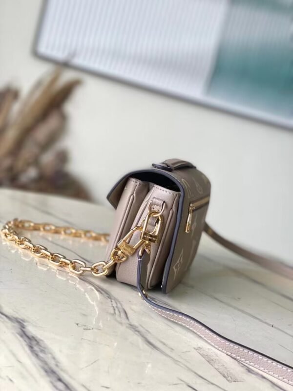 LOUIS VUITTON Pochette Métis East West