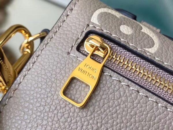 LOUIS VUITTON Pochette Métis East West