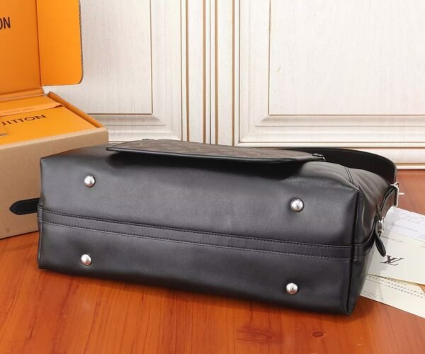 LOUIS VUITTON CarryAll Vibe MM