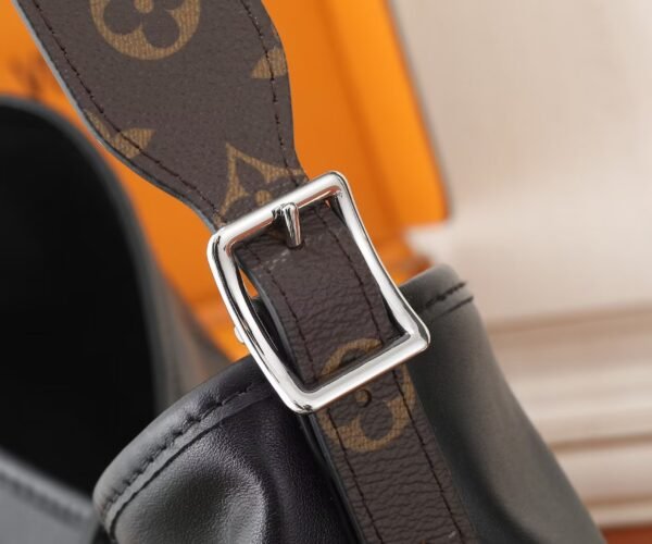 LOUIS VUITTON CarryAll Vibe MM