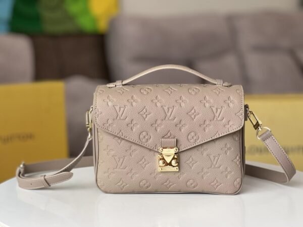 LOUIS VUITTON Pochette Métis M44881