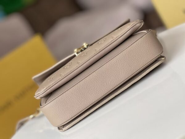 LOUIS VUITTON Pochette Métis M44881