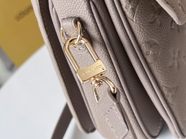 LOUIS VUITTON Pochette Métis M44881