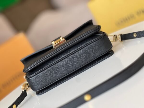 M46595 (4) LOUIS VUITTON Pochette Metis East West