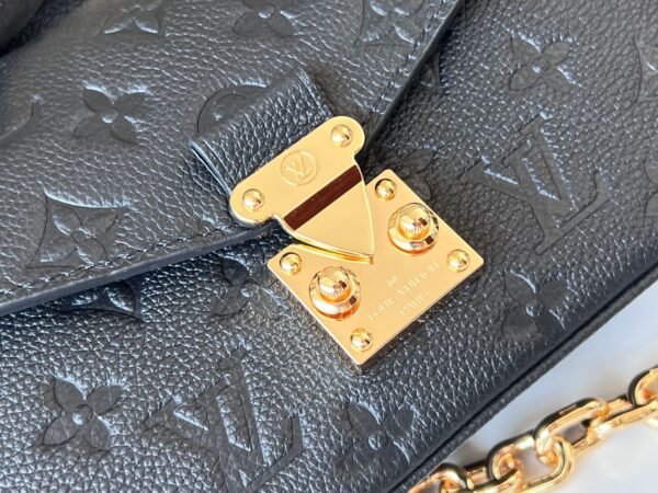 M46595 (6) LOUIS VUITTON Pochette Metis East West