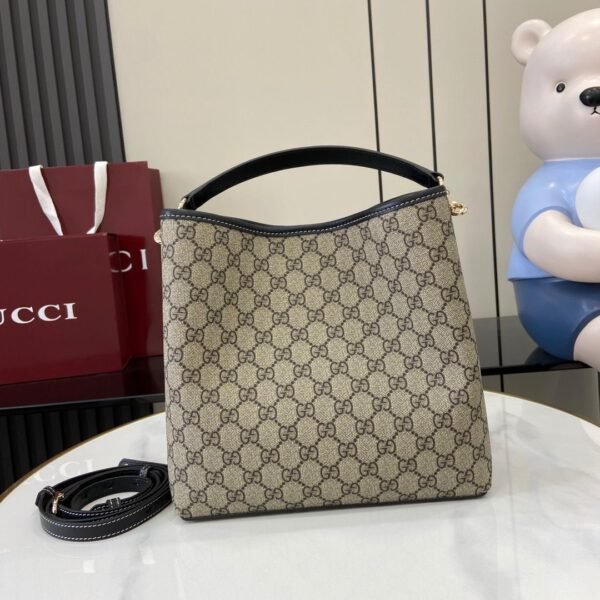 GUCCI EMBLEM SMALL SHOULDER BAG 815103