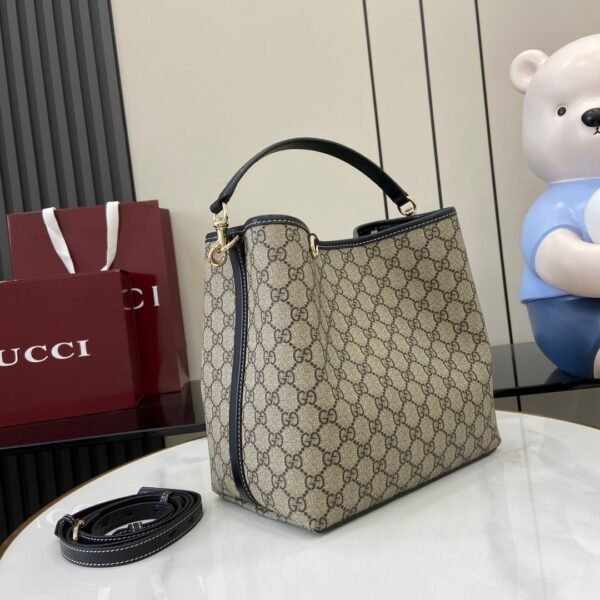 GUCCI EMBLEM SMALL SHOULDER BAG 815103