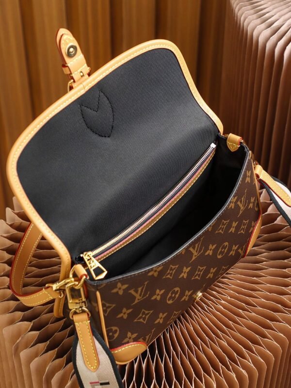 M45985 (2) A Louis Vuitton Diane satchel M45985