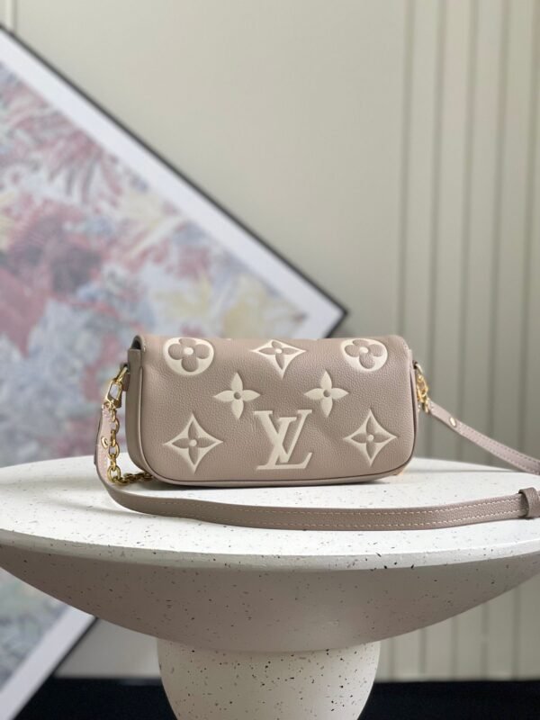 LOUIS VUITTON Wallet On Chain Ivy M82211
