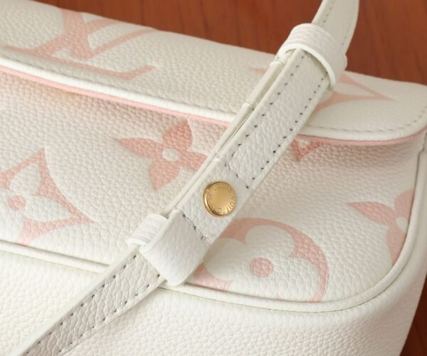 M83026 (3) LOUIS VUITTON Wallet on Chain Ivy M83026