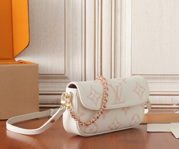 M83026 (5) LOUIS VUITTON Wallet on Chain Ivy M83026