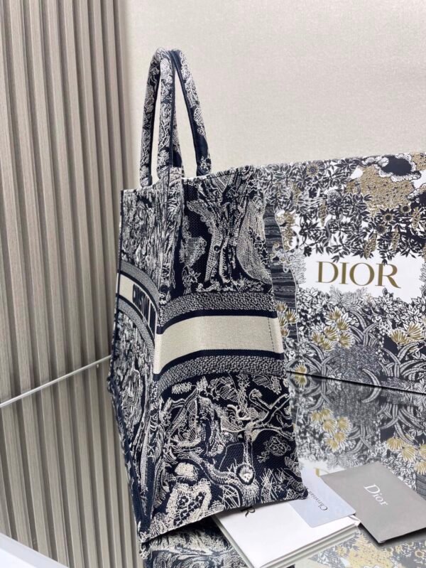 迪奥 book tote 新蓝色老虎大号 (5) Large Dior Tote Bag Jouy print embroidery