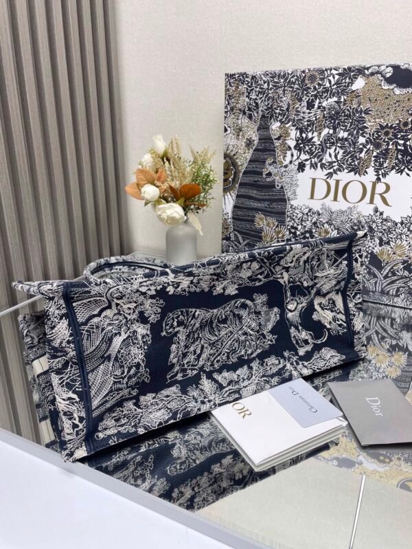 迪奥 book tote 新蓝色老虎大号 (7) Large Dior Tote Bag Jouy print embroidery