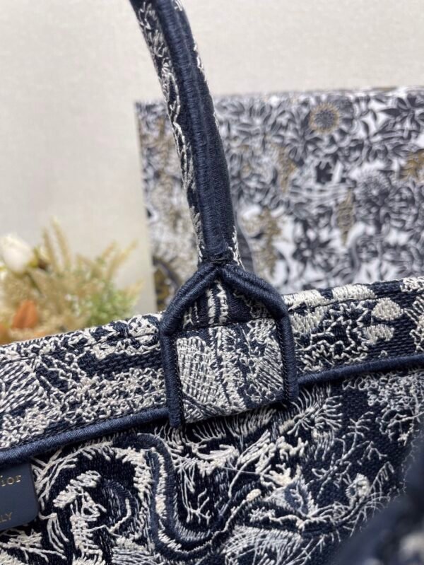 迪奥 book tote 新蓝色老虎大号 (8) Large Dior Tote Bag Jouy print embroidery