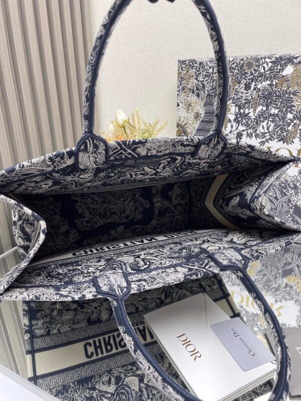 迪奥 book tote 新蓝色老虎大号 (9) Large Dior Tote Bag Jouy print embroidery
