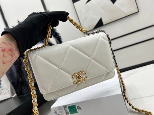 Chanel classic 19woc chain bag