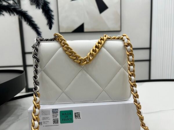 Chanel classic 19woc chain bag