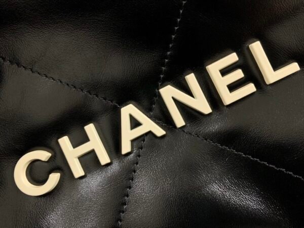 香奈儿 垃圾袋mini 黑色 (4) CHANEL 22 MINI HANDBAG Shiny Calfskin & Gold-Tone Metal