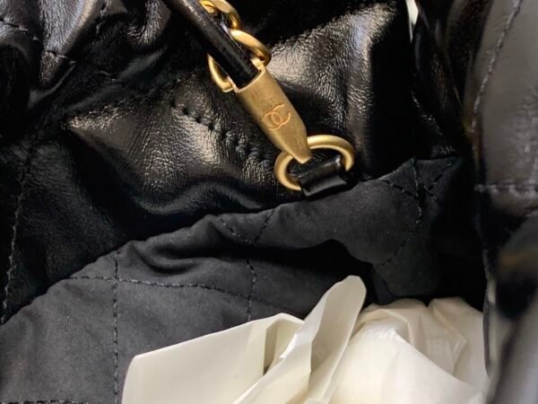 香奈儿 垃圾袋mini 黑色 (7) CHANEL 22 MINI HANDBAG Shiny Calfskin & Gold-Tone Metal