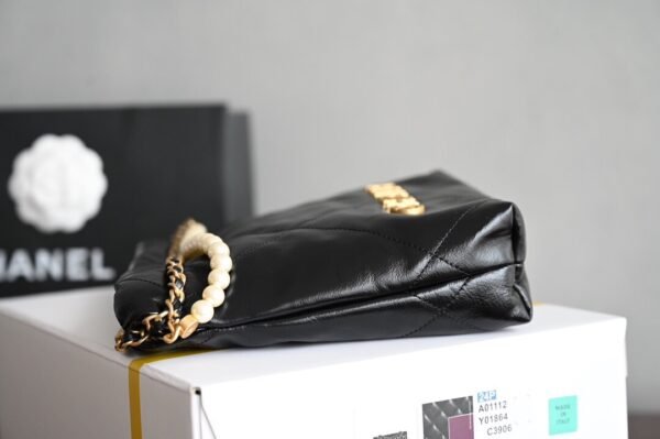 CHANEL 22 MINI HANDBAG Shiny Calfskin & Gold-Tone Metal Pearl chain