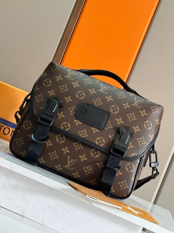 LV Trail Messenger M46972