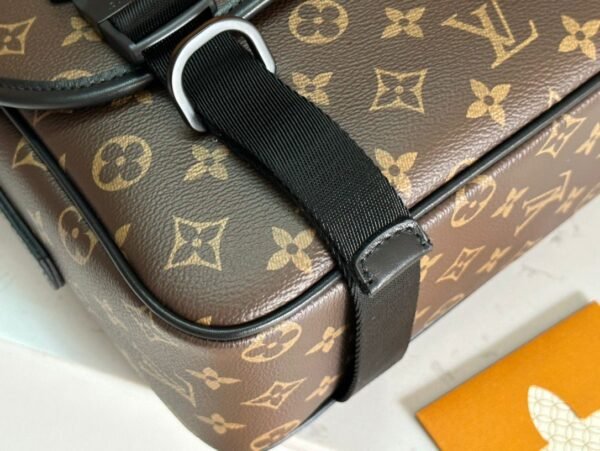 LV Trail Messenger M46972