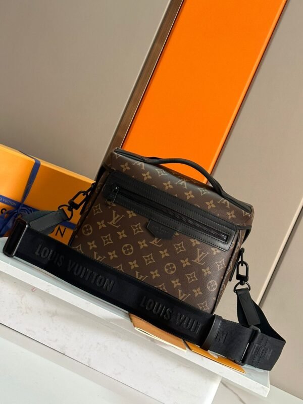 LV Trail Messenger M46972