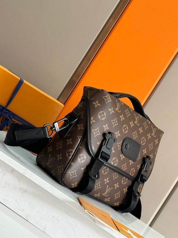 LV Trail Messenger M46972