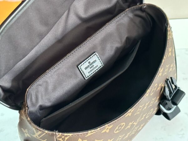 LV Trail Messenger M46972