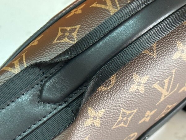 LV Trail Messenger M46972