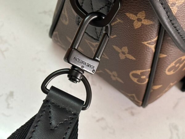 LV Trail Messenger M46972