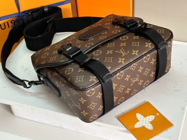 LV Trail Messenger M46972