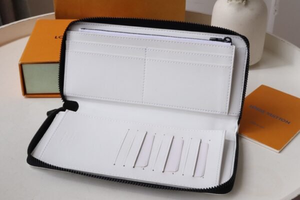 Zippy Vertical Wallet M83381