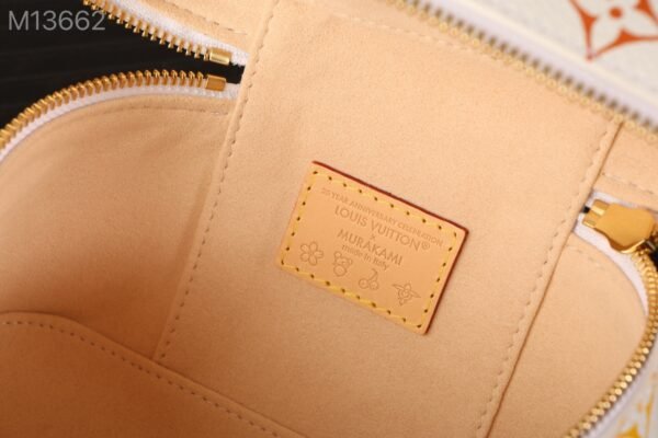 M13662 LV x TM Vanity Chain Pouch (4) M13662 LV x TM Vanity Chain Pouch