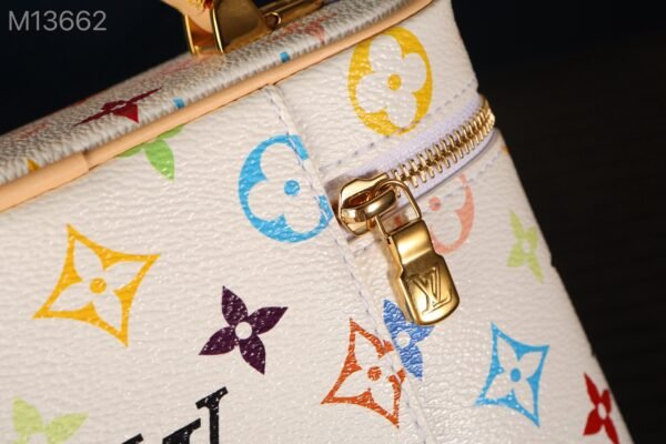 M13662 LV x TM Vanity Chain Pouch (6) M13662 LV x TM Vanity Chain Pouch