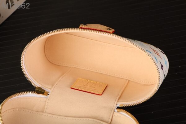 M13662 LV x TM Vanity Chain Pouch (9) M13662 LV x TM Vanity Chain Pouch