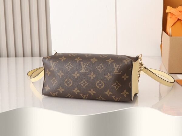 Bloom Pouch (2) Louis Vuitton Bloom Pouch M11672