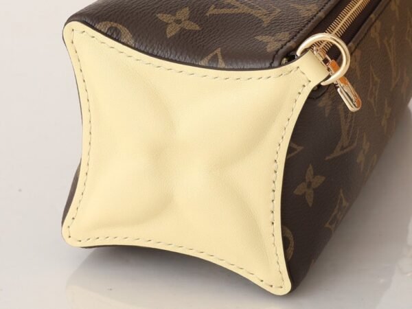 Bloom Pouch (7) Louis Vuitton Bloom Pouch M11672