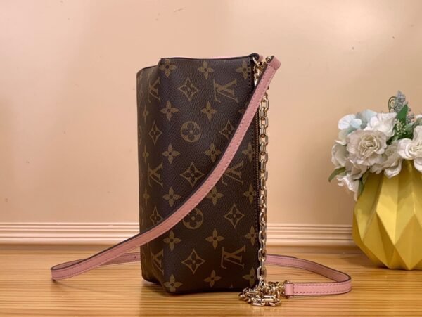 Louis Vuitton Bloom Pouch M11303