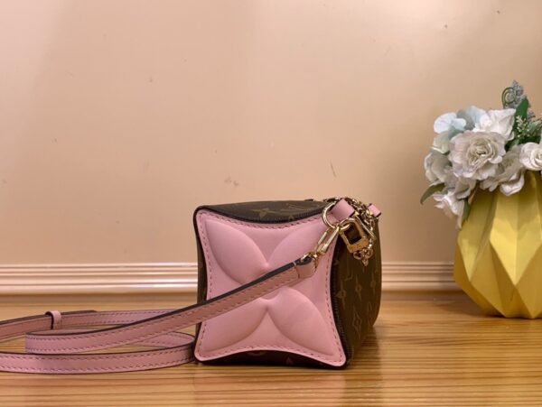 Louis Vuitton Bloom Pouch M11303