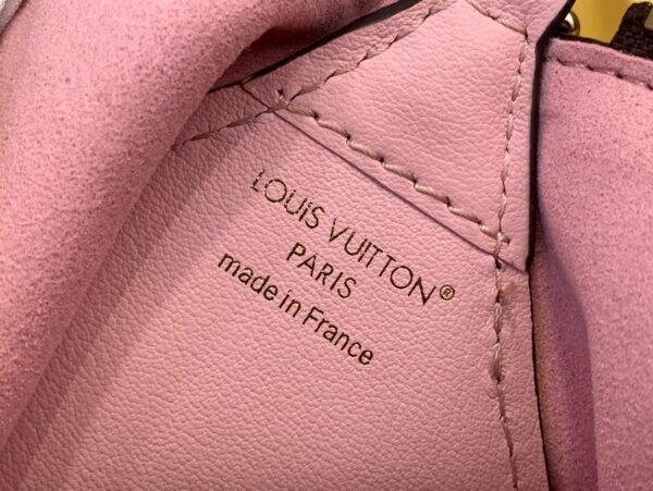 Louis Vuitton Bloom Pouch M11303