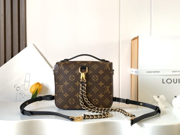 LV Pochette Métis Backpack M11941 (3) LV Pochette Métis Backpack M11941