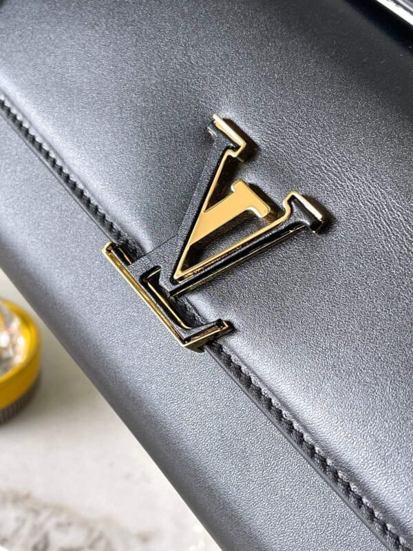 M12143 (1) LV Wallet On Chain Capucines M12143