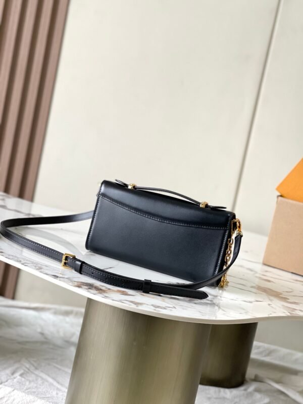 M12143 (3) LV Wallet On Chain Capucines M12143