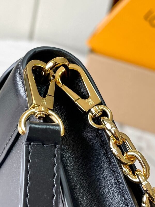 M12143 (6) LV Wallet On Chain Capucines M12143