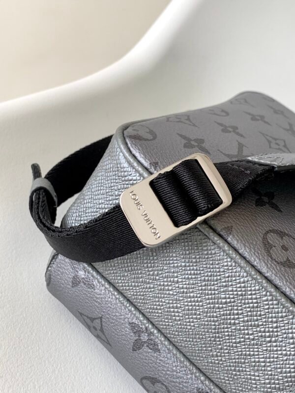 LV OUTDOOR Messenger Bag M30830